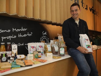 Pablo Sánchez, fundador y CEO de Planeta Huerto, muestra algunos de los productos ecológicos que venden, como chocolates, miel, café o pasta.