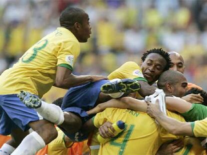 Los jugadores de Brasil celebran el segundo gol, conseguido por Fred.