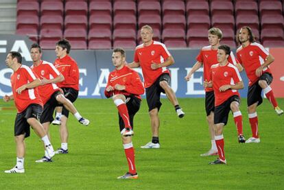 El equipo del Viktoria, durante el entrenamiento de ayer en el Camp Nou.