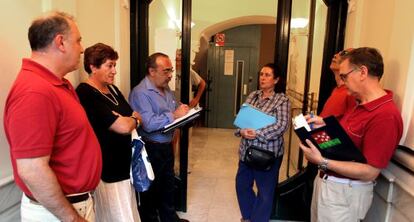 Reunión de vecinos en un edificio de Madrid