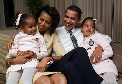 Barack Obama junto a su familia cuando aún era candidato a la presidencia de Estados Unidos. La imagen fue tomada el 2 de noviembre de 2004, en un hotel de Chicago. Malia, de 3 años, y Sasha de 6 años.