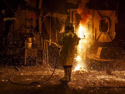 Un trabajador de una planta siderúrgica en Salzgitter, Alemania