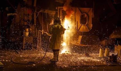 Un trabajador de una planta siderúrgica en Salzgitter, Alemania