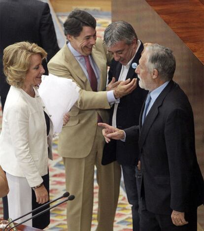 Aguirre habla con Luis de Velasco (UPyD) en presencia de Ignacio González y Gregorio Gordo.