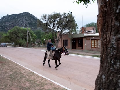 Un jinete cabalga por una calle de la localidad de Cerro Colorado, en Córdoba (Argentina).