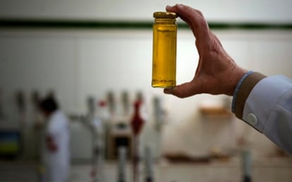 Muestra de aceite en un laboratorio de análisis.