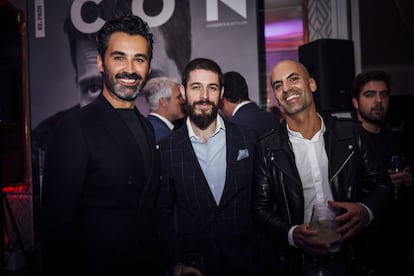 A la izquierda Marcos Villanueva, de Massimo Dutti junto a dos invitados a los Premios ICON.