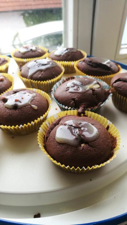 FOOD PORN. ¿A qué recuerda ese liquidillo blanco que tienen estos cupcakes encima? A algo que no debería estar encima de un pastel. "Mi ganache de chocolate blanco se convirtió en una especie de semen", confiesa el autor o autora de esta joya del gastroporno. Superconsejito: usa chocolate de cierta calidad y deja enfriar las magdalenas antes de ponerles nada encima si no quieres que parezca que un equipo de rugby ha hecho un bukkake sobre ellas.