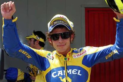 Valentino Rossi festeja la <i>pole position</i> obtenida ayer durante los entrenamientos del Gran Premio de Cataluña.