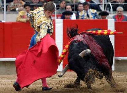 El Juli, durante la corrida de ayer en la Monumental de Barcelona.