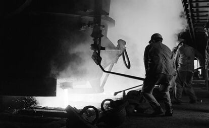 Hombres trabajando en una empresa metalúrgica de Pensilvania en los setenta.