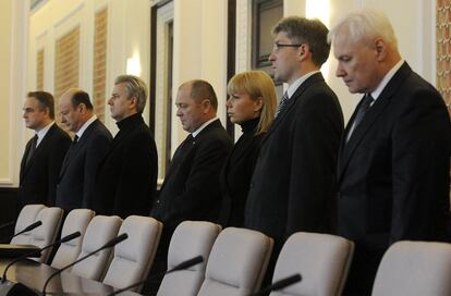 Miembros del Gobierno polaco guardan un minuto de silencio por el siniestro aéreo, antes de una reunión oficial