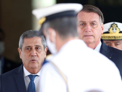 O presidente Jair Bolsonaro e o ministro da Defesa Walter Souza Braga Netto após reunião em Brasília.
