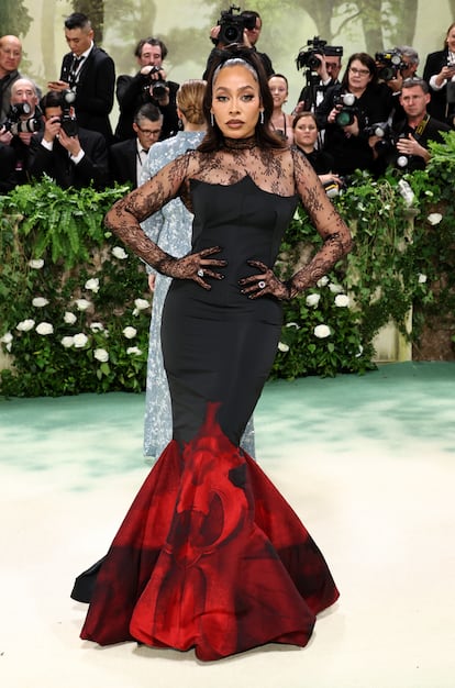 La escritora y actriz Lala Anthony, otra de las presentadoras de la alfombra, se ha decantado por un vestido de corte sirena con estampado de rosas de la colección otoño-invierno 2022 de Alexander McQueen.