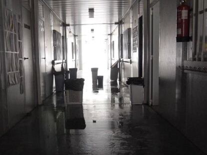 Interior de los barracones del colegio Emilio Lluch, esta ma&ntilde;ana, sin clases ni luz.