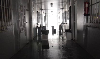 Interior de los barracones del colegio Emilio Lluch, esta mañana, sin clases ni luz.