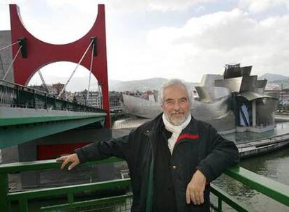 El artista Daniel Buren, en el puente La Salve de Bilbao.