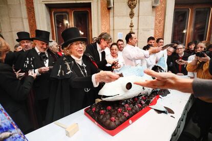 La alcaldesa de Madrid, Manuela Carmena, recibe a la Alegre Cofradía del Entierro de la Sardina en el ayuntamiento.