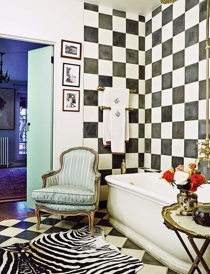 Las toallas del baño y la ropa de cama del cuarto principal son de la propia firma de decoración de Olatz.