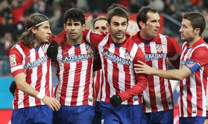 Diego Costa rodeado de compañeros, tras marcar de penalti su segundo tanto del partido.
