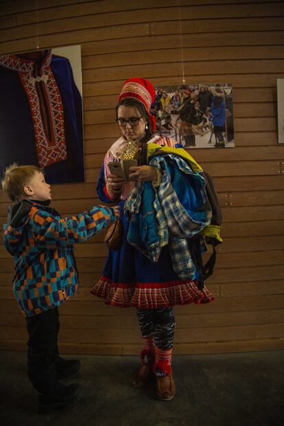 Jóvenes samis en el Sajos (Parlamento sami), en Inari (Laponia, Finlandia), durante un evento teatral que rememora sus origenes indígenas el 11 de abril de 2019.