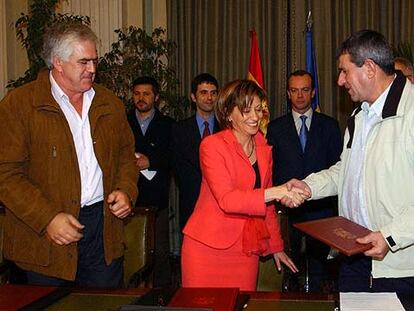 La ministra de Agricultura, Elena Espinosa, tras la firma del acuerdo con las organizaciones UPA y COAG.