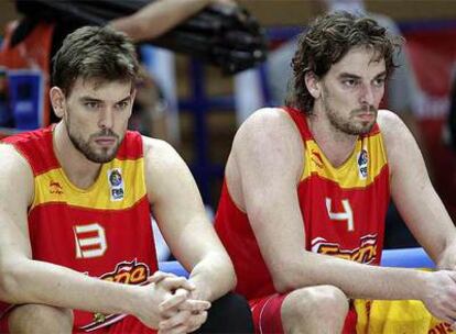 Marc y Pau Gasol en el banquillo de la selección española en el partido ante Serbia.