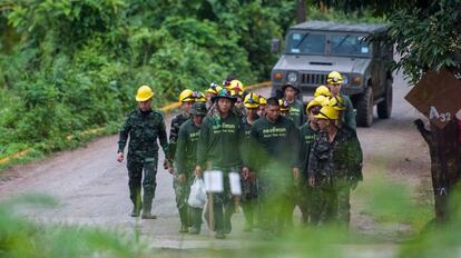 Soldados tailandeses saem da caverna de Tham Luang (Tailândia) nesta segunda-feira