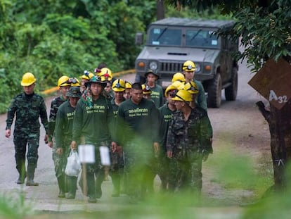 Soldados tailandeses saem da caverna de Tham Luang (Tailândia) nesta segunda-feira