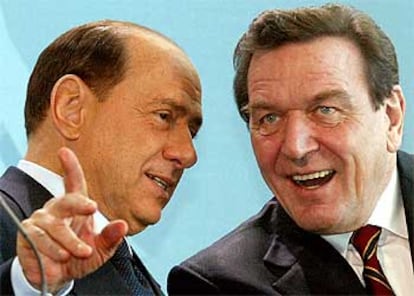 Silvio Berlusconi (izquierda) y Gerhard Schröder, ayer durante su rueda de prensa conjunta en Berlín.