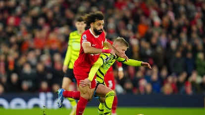 Salah y Zinchenko pugnan por el esférico en el duelo entre el Liverpool y el Arsenal.