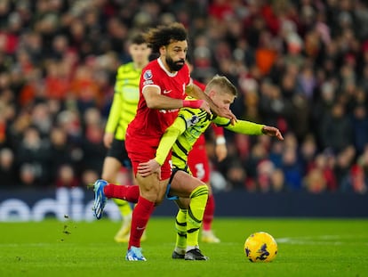 Salah y Zinchenko pugnan por el esférico en el duelo entre el Liverpool y el Arsenal.