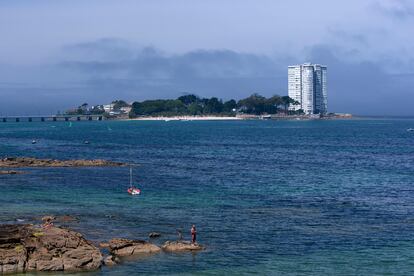 Playa de la Derecha y bloque de apartamentos en la Illa De Toralla (Vigo, Pontevedra).  
