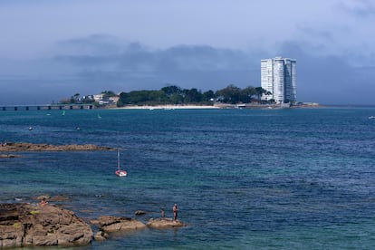 Playa de la Derecha y bloque de apartamentos en la Illa De Toralla (Vigo, Pontevedra).