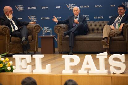 El periodista Carlos Puig junto a Luis Niño de Rivera, presidente de la Asociación de Bancos de México, y Manuel Molano, director general del IMCO, durante la mesa 'Corrupción y evasión fiscal: retos y oportunidades'.