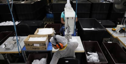 Trabajadores produciendo mascarillas en una planta de Delta Plus en Socorro (Sao Paulo, Brasil).