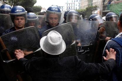 Un estudiante se enfrenta a los antidisturbios durante la protesta universitaria en Argel.