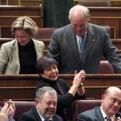 Luis Mardones, de pie, agradece los aplausos de despedida que le dedican los diputados.