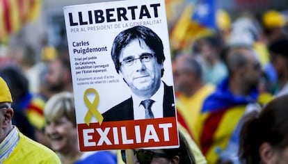 A pro-independence demonstrator holds up a Puigdemont sign.