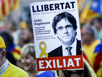 Un cartell demanant la llibertat de Puigdemont en una manifestació independentista.