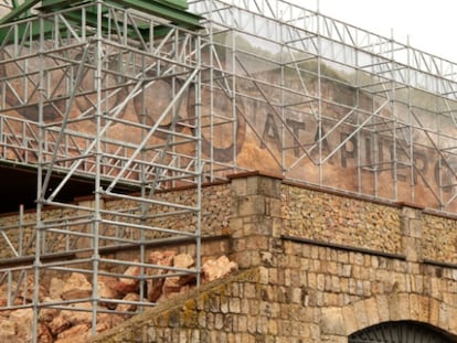 El restaurante Coco Atapuerca está lleno de referencias a las excavaciones arqueológicas, como los andamios de su fachada.