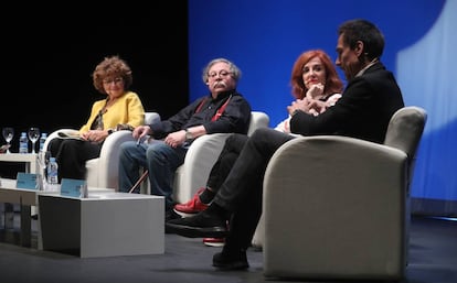 Elena Domínguez, Alberto Corazón, Elvira Lindo y Jesús Alcoba, en la mesa redonda en el Festival Eñe.