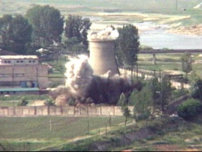 Demolición de una torre de refrigeración de un reactor nuclear norcoreano en agosto de 2008 (captura de una imagen televisiva).