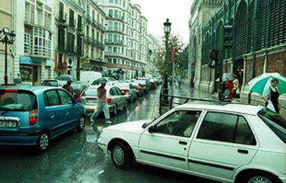 Aspecto de una de las calles no cortadas al tráfico en el centro de Málaga, ayer por la mañana.