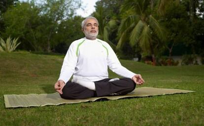 Narendra Modi, en una sesi&oacute;n de yoga.