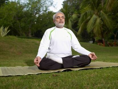 Narendra Modi, en una sesi&oacute;n de yoga.