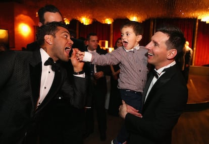 Dani Alves bromea con Thiago, el hijo de Messi. 