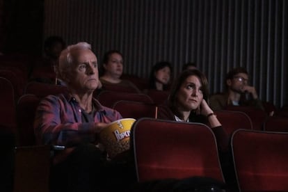John Slattery e Tina Fey em seu capítulo conjunto sobre estratégias para salvar um casamento aborrecido e em crise.