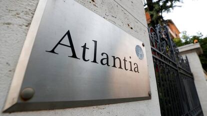 El logotipo de Atlantia en la entrada de su sede en Roma.