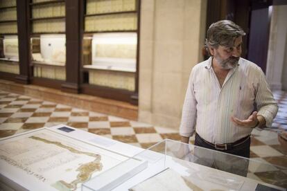 José Peral López, comisario de la exposición, explica un mapa histórico del Guadalquivir.